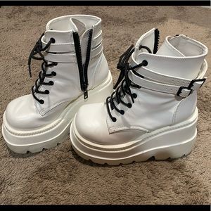 Demonia Shaker-52 platform boot